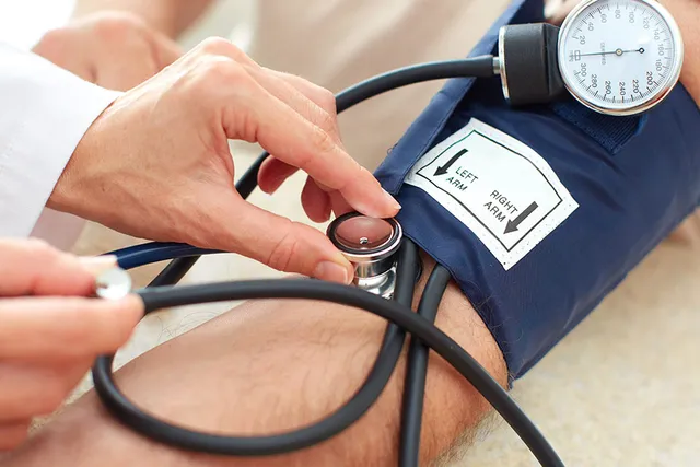 ରକ୍ତଚାପ ମାପିବାର ସଠିକ୍ ଉପାୟ । କେମିତି କରିବେ ଉପଚାର?