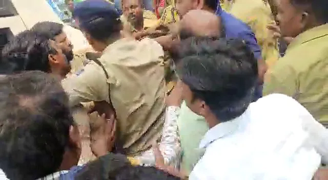 ଆନ୍ଦୋଳନ ବେଳେ ଜୟପୁରରେ ଉତେଜନା। ସମର୍ଥନ କରୁନଥିବା ଡ୍ରାଇଭରଙ୍କୁ ପୋଲିସ ଉପସ୍ଥିତିରେ ମାଡ଼ମାରିଲେ ଆନ୍ଦୋଳନକାରୀ।