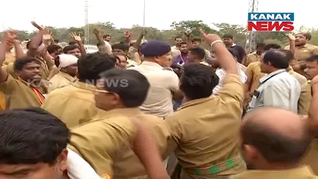 ପୋଲିସ-ଡ୍ରାଇଭର ମୁହାଁମୁହିଁ, ପୋଲିସ ବୁଝାସୁଝା କରିବା ପରେ ଖୋଲିଲା ରାସ୍ତା ଜାମ୍ ।