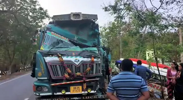 ବସକୁ ପିଟିଲା ଟ୍ରକ୍ : ୧୦ ଆହତ, ୪ଗୁରୁତରଙ୍କୁ ବୌଦ୍ଧ ମେଡିକାଲ ସ୍ଥାନାନ୍ତରିତ