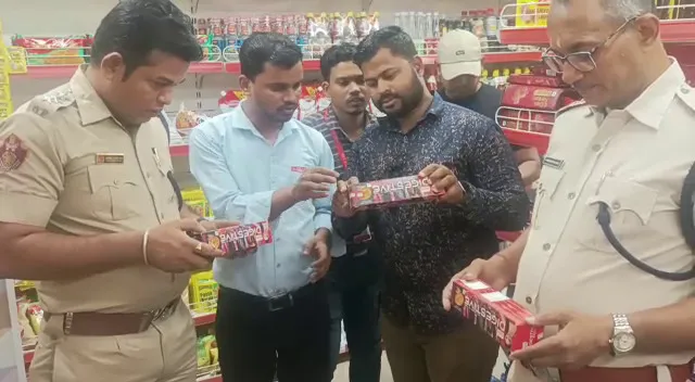 କଟକରେ ସପିଂ ମଲରେ ପୋଲିସର ଚଢାଉ। ବିପୁଳ ପରିମାଣର ଏକ୍ସପାରୀ ସାମଗ୍ରୀ ଜବତ ।