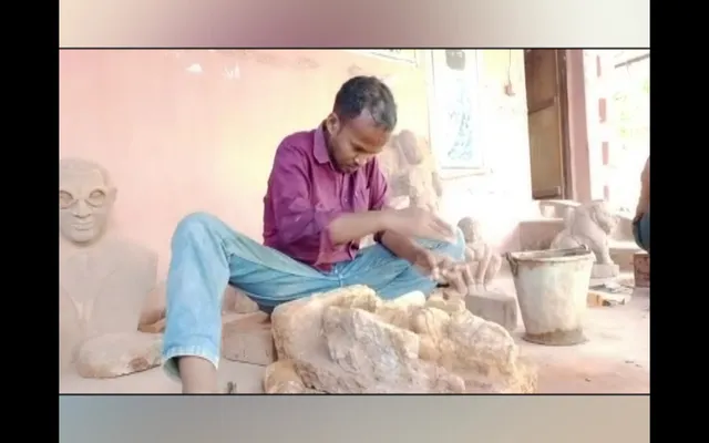 ପଥର କଳାରେ ସୁନ୍ଦର ସୁନ୍ଦର କଳାକୃତି । ରାଧକୃଷ୍ଣ, ଗଣେଶ, ବୁଦ୍ଧ, ହନୁମାନ ଭଳି ବିଭିନ୍ନ ପ୍ରକାରର ଦେବାଦେବୀଙ୍କ ପ୍ରତିମୂର୍ତି ତିଆରି କରୁଛନ୍ତି ଖୋର୍ଦ୍ଧାର ଶିଳ୍ପୀ ମଳୟ ପାଇକରାୟ