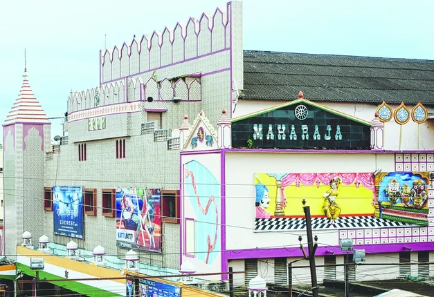 ‘ଡେଲିଭରି ବୟ’ ଫିଲ୍ମକୁ ନେଇ ହଲ୍ ମାଲିକ ଓ ପ୍ରଯୋଜକ ମୁହାଁମୁହିଁ  : ଦିବ୍ୟାଙ୍ଗଙ୍କ ପାଇଁ ସ୍ୱତନ୍ତ୍ର ବ୍ୟବସ୍ଥା ନଥିବାରୁ ପ୍ରଯୋଜକଙ୍କ ଅସନ୍ତୋଷ