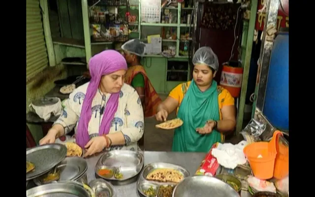 ଗୋଟିଏ ସ୍ଥାନରେ ମିଳୁଛି ୫୧ ପ୍ରକାରର ପରଟା । ସମ୍ପୂର୍ଣ୍ଣ ଦେଶୀ ଷ୍ଟାଇଲରେ ପରଟା, ଭାତ ରୁତି ଓ ତରକାରୀ ପ୍ରସ୍ତୁତ କରି ରାଜଧାନୀରେ ଭଲ ବ୍ୟବସାୟ କରୁଛନ୍ତି ମହିଳା ଉଦ୍ୟୋଗୀ ମଧୁ