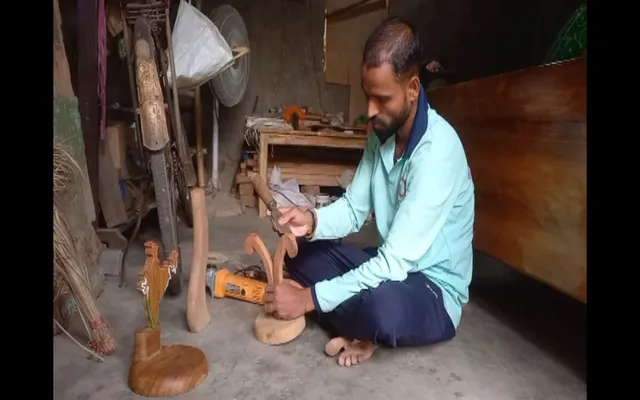 ବିଭିନ୍ନ ପ୍ରତିଯୋଗୀତା ପାଇଁ କାଠରେ ଟ୍ରଫି ତିଆରି କରି ଚର୍ଚ୍ଚାରେ ମନୋଜ, ବଢୁଛି ତାଙ୍କ ହାତ ତିଆରି ଟ୍ରଫିର ଚାହିଦା