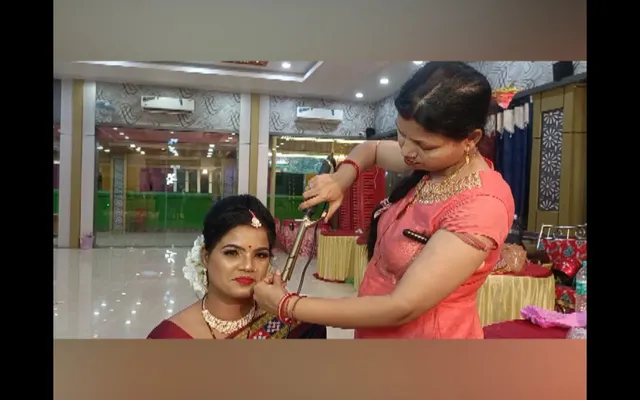 ପାର୍ଲର କରି ଆତ୍ମନିର୍ଭରଶିଳ ହେଉଛନ୍ତି ମହିଳା । ବାର୍ଷିକ ରୋଜଗାର କରୁଛନ୍ତି ଲକ୍ଷାଧିକ ଟଙ୍କା ।