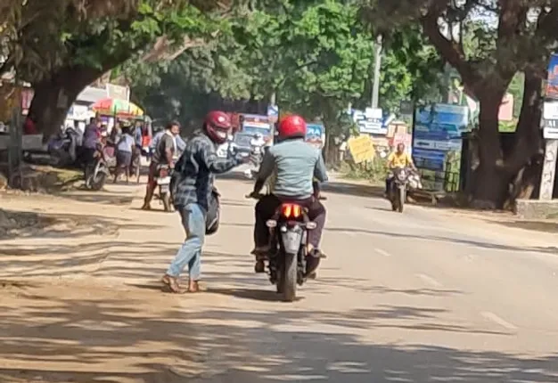 ଫିଲ୍ମ ଷ୍ଟାଇଲରେ ବ୍ୟାଙ୍କକୁ ଚୋରି କରିବାକୁ ଆସିଥିଲେ, ସାଇରନ ବାଜିବାରୁ ଛୁ ମାରିଲେ ୩ ଲୁଟେରା ।