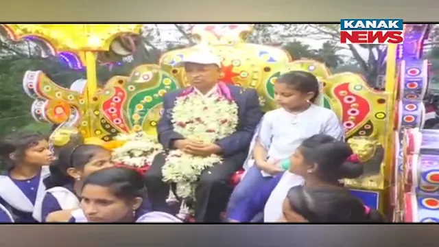 ଏମିତି ମିଳିଲା ଶିକ୍ଷକଙ୍କୁ ବିଦାୟୀ ସମ୍ବର୍ଦ୍ଧନା... ବାଜା ବାଣରେ କମ୍ପିଲା ପରିବେଶ ।