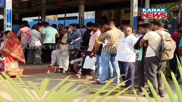 କ୍ୟାପିଟାଲ ହସ୍ପିଟାଲରେ ବିକଳ ଚିତ୍ର : ପଞ୍ଜିକରଣ କେନ୍ଦ୍ର ଖୋଲିନି, ଖରାରେ ଧାଡିରେ ଘଣ୍ଟା ଘଣ୍ଟା ଧରି ଛିଡା ହୋଇଛନ୍ତି ରୋଗୀ