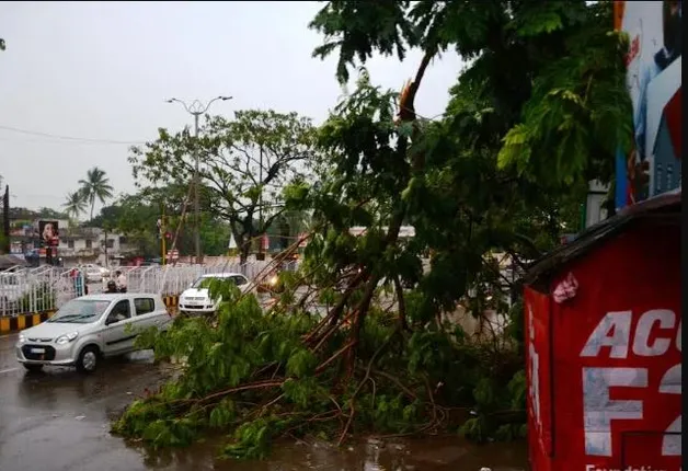 ରାଜ୍ୟର ବିଭିନ୍ନ ଜିଲ୍ଲାରେ କାଳବୈଶାଖୀ ତାଣ୍ଡବ । ବିଦ୍ୟୁତ୍ ଯୋଗାଣ ବ୍ୟାହତ