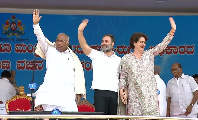 କର୍ଣ୍ଣାଟକର ମୁଖ୍ୟମନ୍ତ୍ରୀ ଭାବେ ଶପଥ ନେଲେ ସିଦ୍ଦରମୈୟା। ଶପଥ ସମାରୋହରେ ଏକାଠି ହେଲେ ବିରୋଧୀ।