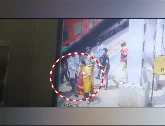 ଓହ୍ଲାଇବା ବେଳେ ଚଳନ୍ତା ଟ୍ରେନରୁ ଖସିପଡିଲେ ମହିଳା : ଦେବଦୂତ ସାଜି ଉଦ୍ଧାର କଲେ ଆରପିଏଫ ଯବାନ