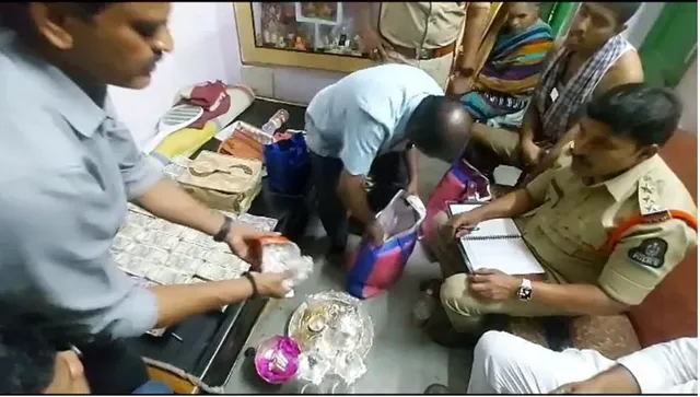 ନିଆଁ ଲିଭାଇବା ପାଇଁ ପହଞ୍ଚିଥିଲା ପୁଲିସ, ଘରୁ ମିଳିଲା ବିପୁଳ ପରିମାଣର ଟଙ୍କା