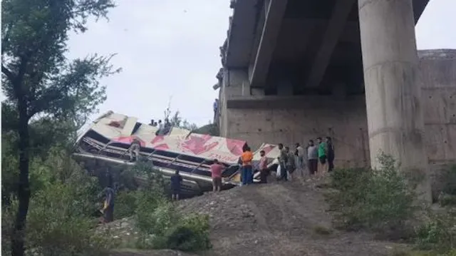 ବୈଷ୍ଣୋଦେବୀ ଯାଉଥିବା ବେଳେ ଅଘଟଣ : ବ୍ରିଜ ତଳକୁ ଖସିଲା ଯାତ୍ରୀବାହୀ ବସ୍; ୧୦ ମୃତ, ୩୦ ଅଧିକ ଆହତ