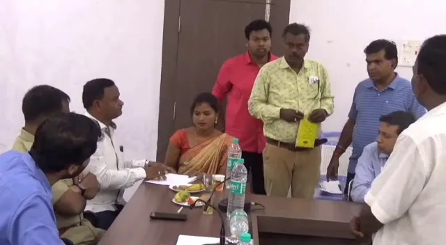 ‘ଯଦି କାମ କରିପାରୁନ, ଚାକିରି ଛାଡି ଦିଅ’ । ଜନ ଶୁଣାଣିରେ ଅଧିକାରୀଙ୍କ ଉପରେ ବିଗିଡ଼ିଲେ ଜିଲ୍ଲାପାଳ ।