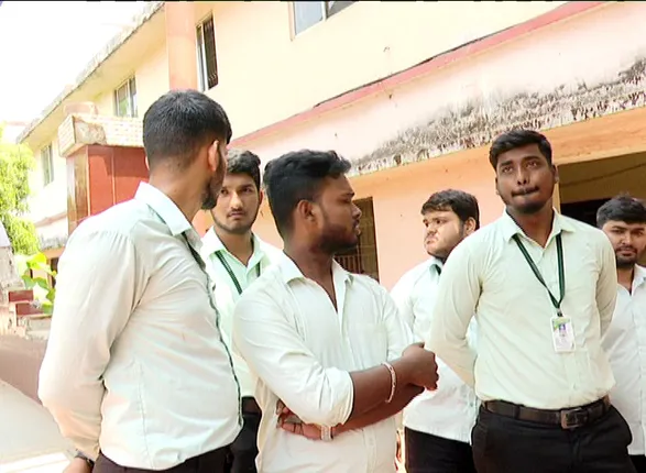 ଛାତ୍ରଛାତ୍ରୀଙ୍କ ଭବିଷ୍ୟତକୁ ନେଇ ଚାଲିଛି ଖେଳ। ପରୀକ୍ଷା ଦିନ ହଲରେ ଅଧ୍ୟାପକ ନଥିବାରୁ ମହର୍ଷି କଲେଜରେ ଛାତ୍ର ଅସନ୍ତୋଷ