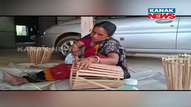 ବାଉଁଶରେ ଗହଣା ଓ ବିଭିନ୍ନ ପ୍ରକାରର ଘରସଜା ଜିନିଷ ତିଆରି କରୁଛନ୍ତି ସୋର ଅଞ୍ଚଳର ମହିଳା। ବଜାରରେ ବଢ଼ୁଛି ସାମଗ୍ରୀର ଚାହିଦା ।