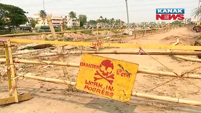 କଟକ ତାଳଦଣ୍ଡା କେନାଲରେ କାର ଖସିପଡ଼ିବା ପରେ ପ୍ରଶାସନର ତତ୍ପରତା: ଜଣଙ୍କ ଜୀବନ ଯିବା ପରେ ବାଉଁଶ ବାନ୍ଧି ତିଆରି କରାଗଲା ଅସ୍ଥାୟୀ ବାଡ଼ 