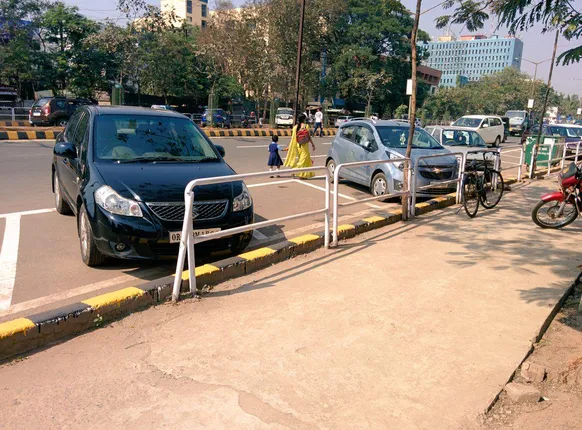 ଭୁବନେଶ୍ୱରକୁ ଆସୁଥିଲେ ଧ୍ୟାନ ଦିଅନ୍ତୁ, ରାସ୍ତାରେ ହୋଇପାରିବନି ଗାଡି ପାର୍କିଂ । ବାଣୀବିହାରରୁ ମହର୍ଷି କଲେଜ ଛକ ଯାଏଁ ଲାଗିଲା ନୋ ପାର୍କିଂ ସାଇନ ବୋର୍ଡ ।