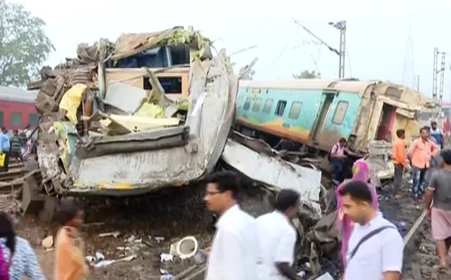 ଏବେ ପର୍ଯ୍ୟନ୍ତ ୨୩୩ ମୃତ୍ୟୁ । କନ୍ଦାଉଛି ବାହାନଗା ଟ୍ରେନ ଦୁର୍ଘଟଣା, ସାରା ରାଜ୍ୟରେ ଦିନିକିଆ ଶୋକ ପାଳନ ଘୋଷଣା ।