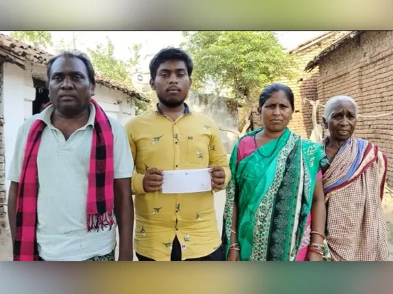 କେମିତି ପାଠ ପଢିବ ଜିଲ୍ଲା ଟପ୍ପର? ବାପା ଦିନ ମଜୁରିଆ, ଉଚ୍ଚଶିକ୍ଷା ପାଇଁ ଅର୍ଥ ସାଜିଛି ବାଧକ ।