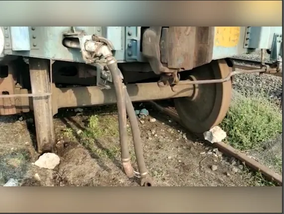 ଯାଜପୁର ଟ୍ରେନ ଦୁର୍ଘଟଣା ପରେ ଚେତିଲା ରେଳ ବିଭାଗ । ଟ୍ରାକରେ ରହୁଥିବା ବଗି ପାଇଁ କରାଗଲା ଚେନ୍ ଲକିଂ ବ୍ୟବସ୍ଥା ।