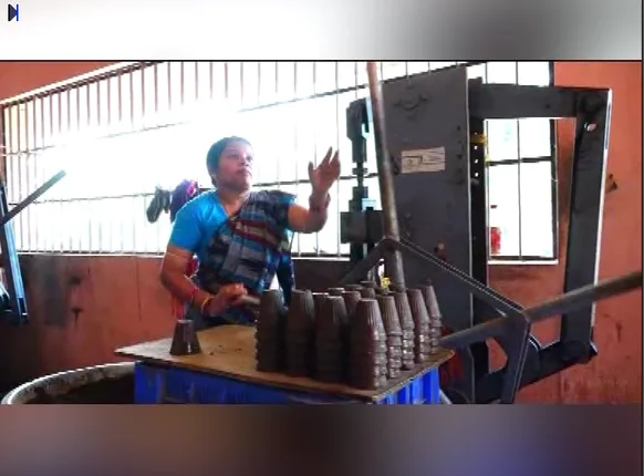 ବଜାରରେ ବଢ଼ୁଛି ମାଟିରେ ତିଆରି ଚା’ କପ୍’ର ଚାହିଦା । ଏହାକୁ ପ୍ରସ୍ତୁତ କରି ଗୃହିଣୀରୁ ସଫଳ ଉଦ୍ୟାଗୀ ହୋଇଛନ୍ତି କଟକ ଡ଼ମପଡ଼ା ଅଂଚଳର ଶକୁନ୍ତଳା।