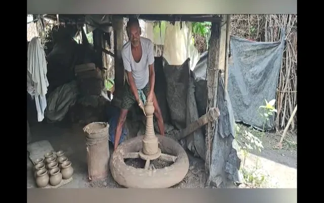 ମାଟିରେ ସାମଗ୍ରୀ ପ୍ରସ୍ତୁତ କରି ଗୁଜରାଣ ମେଣ୍ଟାଉଛନ୍ତି ୧୦୦ ରୁ ଅଧିକ କୁମ୍ଭକାର ପାରିବାର, କଞ୍ଚାମାଲର ଅଭାବ ନେଇ ଚିନ୍ତାରେ କୁମ୍ଭକାର