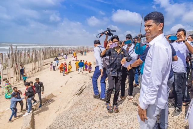 ବିରୋଧ ଭିତରେ ଜଗତସିଂହପୁର ଗସ୍ତରେ ୫-ଟି ସଚିବ । ବିଭିନ୍ନ ଉନ୍ନୟନ କାର୍ଯ୍ୟର କଲେ ସମୀକ୍ଷା । କଳା ଟି-ସାର୍ଟ ପିନ୍ଧି, କଳା ବେଲୁନ ଉଡାଇ ପ୍ରତିବାଦ କଲା ବିଜେପି ଯୁବମୋର୍ଚ୍ଚା