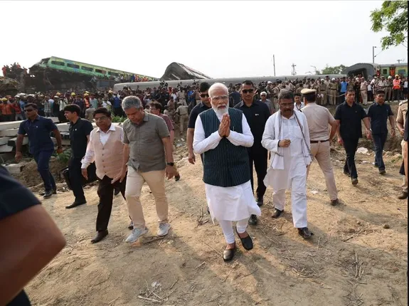 କେନ୍ଦ୍ରସ୍ୱାସ୍ଥ୍ୟମନ୍ତ୍ରୀଙ୍କ ସହ ଫୋନରେ କଥା ହେଲେ ମୋଦୀ। ଆହତ ଓ ତାଙ୍କ ପରିବାରକୁ ସହାୟତା ପାଇଁ ନିର୍ଦ୍ଦେଶ