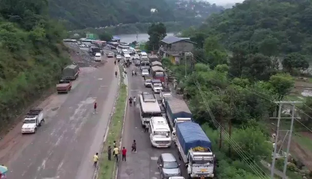 ହିମାଚଳପ୍ରଦେଶରେ ପ୍ରବଳ ବର୍ଷା ପରେ ଭୂସ୍ଖଳନ, ଅଟକି ରହିଛି ଶହ ଶହ ସଂଖ୍ୟାରେ ଗାଡି