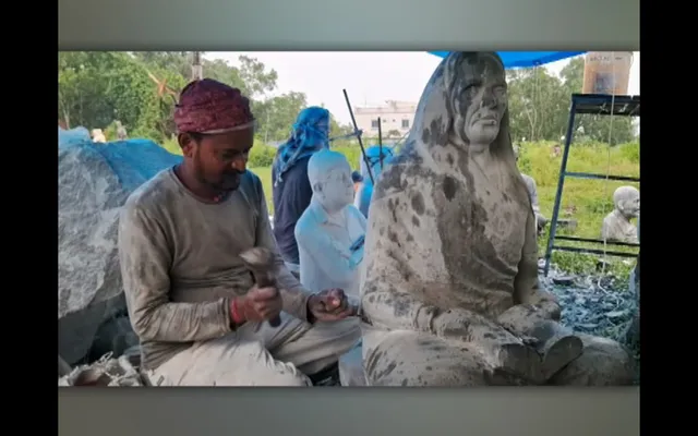 କାରିଗରଙ୍କ ନିଖୁଣ କଳାରେ ଜୀବନ୍ତ ଦିଶୁଛି ପଥର ମୂର୍ତ୍ତି । ରାଜ୍ୟ ତଥା ରାଜ୍ୟ ବାହାରେ ରହିଛି ଏହି କଳାର ପ୍ରସିଦ୍ଧି