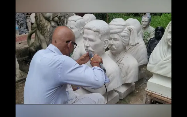 ଶିଳ୍ପୀଙ୍କ ହାତର ସ୍ପର୍ଶରେ କଥା କହୁଛି ପଥର ମୂର୍ତ୍ତି, ମୂର୍ତ୍ତି ତିଆରି କରି ସ୍ୱତନ୍ତ୍ର ପରିଚୟ ସୃଷ୍ଟି କରିଛନ୍ତି ଏହି ଶିଳ୍ପୀ