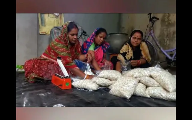 ସ୍ୱୟଂ ସହାୟକ ଗୋଷ୍ଠୀ ଗଠନ କରି ସ୍ୱାବଲମ୍ବୀ ହେଉଛନ୍ତି ଗ୍ରାମାଞ୍ଚଳର ମହିଳା, ମୁଢିଭଜା ମେସିନ ପକାଇ କରୁଛନ୍ତି ରୋଜଗାର