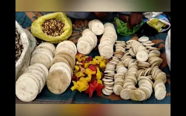 କଳାହାଣ୍ଡିର କାଠଚୁଲି ମିଠା, ବିଭିନ୍ନ ପ୍ରକାରର ଫୁଲ ଓ ଗଂଜା ଆକୃତିର ମିଠା ପ୍ରସ୍ତୁତ କରୁଛନ୍ତି କାରିଗର