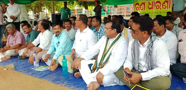 ୩ ଦଫା ଦାବି ପୂରଣ ପାଇଁ ମିଳିତ ପ୍ରାଥମିକ ଶିକ୍ଷକ ମଞ୍ଚର ଧାରଣା, ଅଗଷ୍ଟ ୧୬ରୁ ସାମୂହିକ ଛୁଟିରେ ଯିବେ ସମସ୍ତ ପ୍ରାଥମିକ ଶିକ୍ଷକ