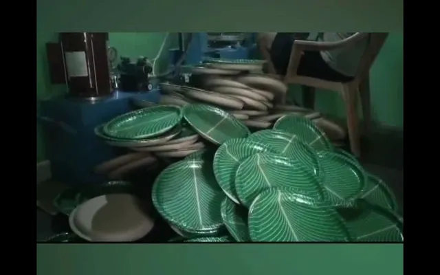 କାଗଜପ୍ଲେଟ ୟୁନିଟ କରି ସ୍ୱାବଲମ୍ବୀ ହୋଇଛନ୍ତି ଖୋର୍ଦ୍ଧାର ସନ୍ତୋଷ ସାହୁ, ସ୍ଥାନୀୟ ବଜାର ସହ ଅନ୍ୟ ଜିଲ୍ଲାରେ ବ୍ୟବସାୟୀଙ୍କୁ କରୁଛନ୍ତି ବିକ୍ରି