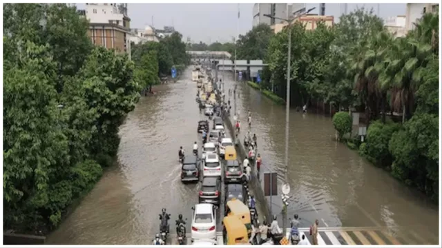 ଦିଲ୍ଲୀ କମିବାରେ ଲାଗିଛି ଯମୁନାର ପାଣି, ଏବେ ବି ସରିନାହିଁ ଦିଲ୍ଲୀବାସୀଙ୍କ ଦୁଃଖ। ରାସ୍ତାରେ ଭରିରହିଛି ପାଣି