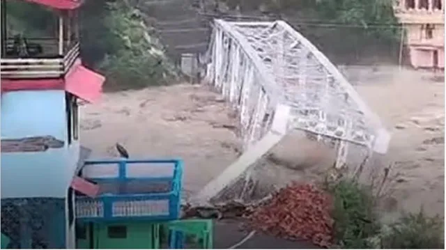 ହିମାଚଳ ପ୍ରଦେଶରେ ହାହାକାର। ମଣ୍ଡି ବଜାର ନିକଟରେ ଭାସିଗଲା ୪୦ ବର୍ଷ ପୁରୁଣା ବ୍ରିଜ