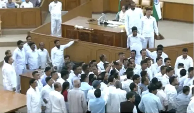 ତ୍ରିପୁରା ବିଧାନସଭାରେ ହଙ୍ଗାମା, ଟେବୁଲ ଉପରେ ଚଢି ବିରୋଧ ପ୍ରଦର୍ଶନ କଲେ ବିଧାୟକ