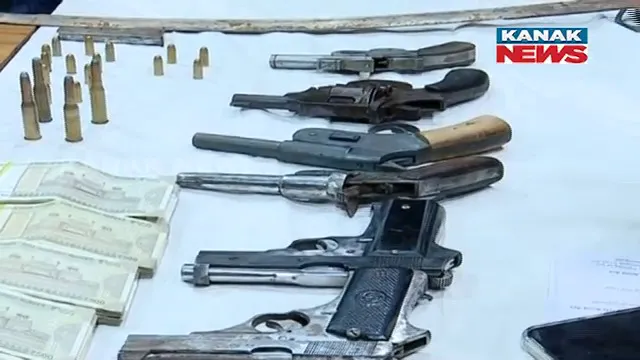 ବେଆଇନ୍ ବନ୍ଧୁକ କାରବାର ଘଟଣାରେ ସମ୍ବଲପୁର ପୋଲିସକୁ ବଡ଼ ସଫଳତା । ୮ ବନ୍ଧୁକ ଓ ୨୨ଟି ଗୁଳି ୬ ଦୁର୍ଦ୍ଦାନ୍ତ ଅପରାଧୀ ଗିରଫ