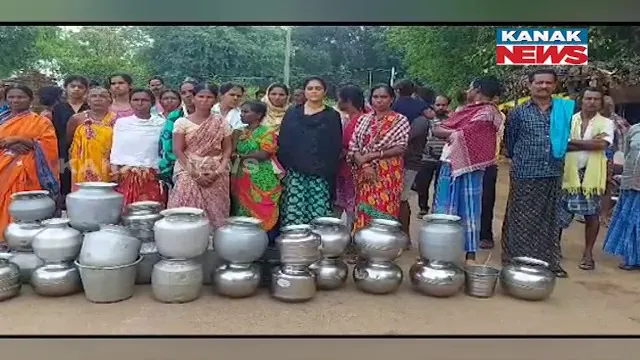 ନବରଙ୍ଗପୁର ନନ୍ଦାହାଣ୍ଡି ବ୍ଲକ ଅଣ୍ଟୋସୋର ଗ୍ରାମବାସୀଙ୍କ ଦୁଃଖ । ପାଣି ପାଇଁ ଗରା ବାଲଟି ଧରି ରାସ୍ତାକୁ ଓହ୍ଲାଇଲେ ମହିଳା