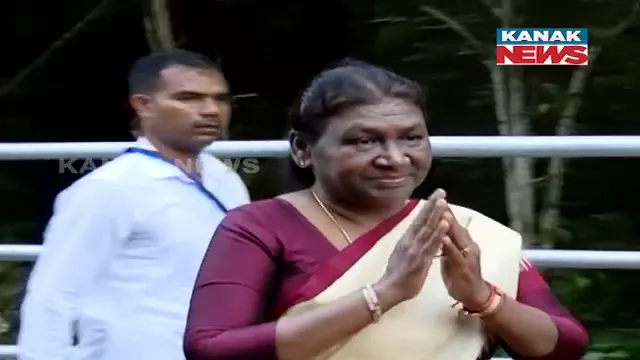 ପ୍ରୋଟୋକଲ ଭାଙ୍ଗିଲେ, ଲୋକଙ୍କ ସହ ମିଶିଲେ ରାଷ୍ଟ୍ରପତି ଦ୍ରୌପଦୀ ମୁର୍ମୁ। ରାଜଧାନୀରେ ମହାମହିମଙ୍କୁ ସ୍ୱାଗତ ସମ୍ବର୍ଦ୍ଧନା 