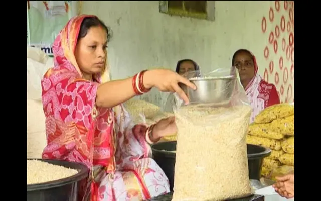 ମୁଢ଼ି ଦେଉଛି ରୋଜଗାର । ମାସକୁ ୧୦ କୁଇଂଟାଲ ମୁଢ଼ି ବିକ୍ରି କରୁଛନ୍ତି ମହିଳା