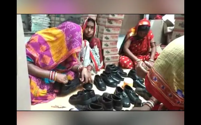 ଯୁୁବ ଇଞ୍ଜିନିୟରଙ୍କ ଜୋତା ତିଆରି କାରଖାନା । ସ୍ଥାନୀୟ ଅଂଚଳର ଲୋକଙ୍କୁ ମିଳୁଛି କାମ