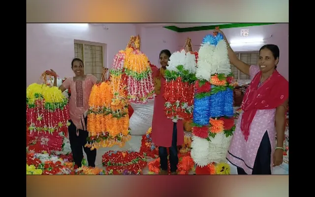 ଆଗକୁ ଆସୁଛି ପାର୍ବଣର ରୁତୁ । ପୂଜା ସାମଗ୍ରୀ ପ୍ରସ୍ତୁତ କରି ଭଲ ରୋଜଗାରର ଆଶା ରଖିଛନ୍ତି ବାଲେଶ୍ୱର ସୋର ଅଂଚଳର ମହିଳା