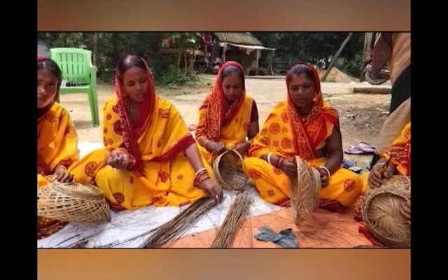 ନଡିଆ ଖଡିକାରୁ ପ୍ରସ୍ତୁତ ହେଉଛି ଘରସଜା ସାମଗ୍ରୀ । ବିଭିନ୍ନ ପ୍ରକାର ସାମଗ୍ରୀ ତିଆରି କରି ରୋଜଗାର କରୁଛନ୍ତି ସ୍ୱଂୟସହାୟକ ଗୋଷ୍ଠୀର ମହିଳା