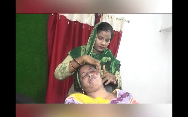 ଗାଁ ବଜାରରେ ଖୋଲିଛି ବିୟୁଟି ପାର୍ଲର ଓ ସିଲେଇ ସେଣ୍ଟର । ସ୍ଥାନୀୟ ମହିଳାଙ୍କୁ ମେକଅପ୍ ଦେଇ କରୁଛନ୍ତି ଭଲ ରୋଜଗାର