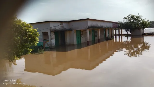 ବନ୍ୟା ପାଣି ପଶିଲା, ସ୍କୁଲ ବୁଡିଲା । ଖୋର୍ଦ୍ଧାରୁ ଆସିଲା ବନ୍ୟା ବିତ୍ପାତର ଚିତ୍ର ।