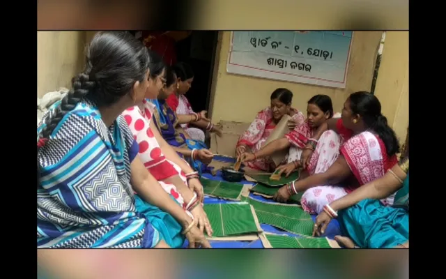 ପେପର ପ୍ଲେଟ୍ ଓ ଗିନା ପ୍ରସ୍ତୁତ କରି ରୋଜଗାରର ବାଟ ବାଛିଛନ୍ତି ଯୋଡ଼ା ଖଣି ଅଂଚଳର ମହିଳା । ବଳକା ସମୟକୁ ଉପଯୋଗ କରି କରୁଛନ୍ତି ରୋଜଗାର